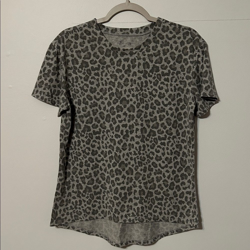Zoe + Liv Gray Leopard Print Short Sleeve Tee Med. Poly/Rayon.